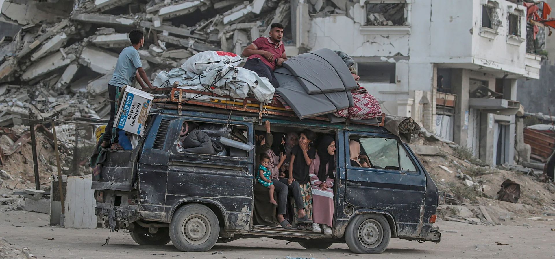 Palestinos desplazados se marchan con sus pertenencias tras una orden de evacuación emitida por el ejército israelí, Gaza, Franja de Gaza. Fotografía: Mohammed Saber/EPA Palestinos desplazados se marchan con sus pertenencias tras una orden de evacuación emitida por el ejército israelí, Gaza, Franja de Gaza. Fotografía: Mohammed Saber/EPA