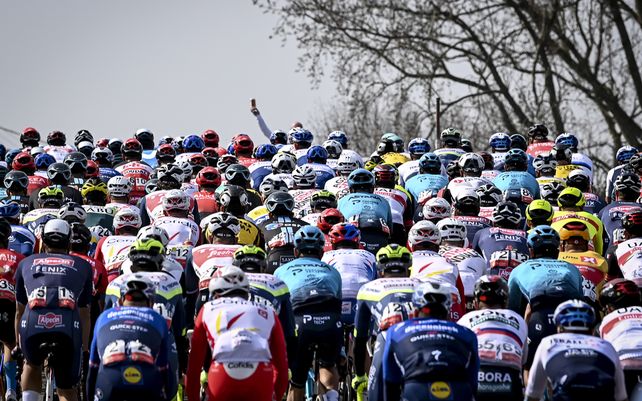 Un grupo de ciclistas participa en el Clásico Brugge-De Panne de 2021
