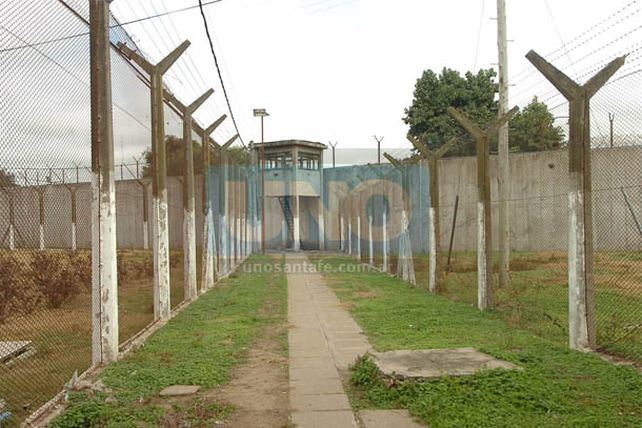 Trasladan a 80 presos de las comisarías locales a la Cárcel de Las Flores