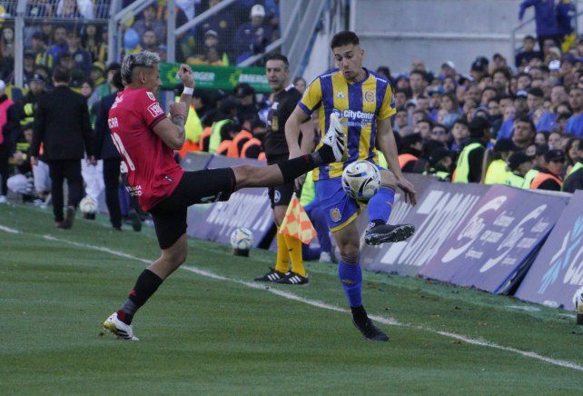 La última foto del clásico rosarino. El leproso Luciano Herrera va con todo ante la trepada del canalla Agustín Sández. Volverán a verse las caras en el Coloso.