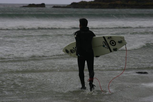 Ezequiel Martel, surfeando en Malvinas.