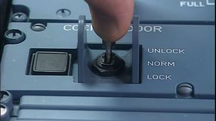 Así funciona la puerta de la cabina de un Airbus