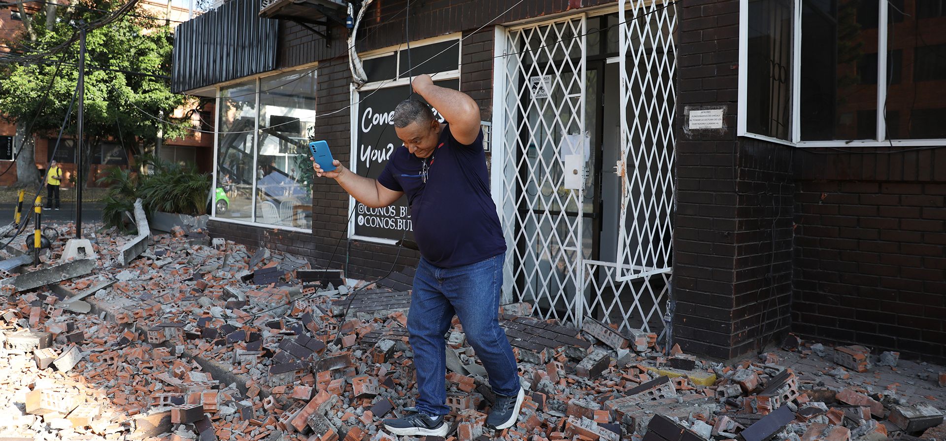 Un hombre camina entre escombros al salir de un edificio en Cali, Colombia. Foto: Santiago Saldarriaga/AP Un hombre camina entre escombros al salir de un edificio en Cali, Colombia. Foto: Santiago Saldarriaga/AP