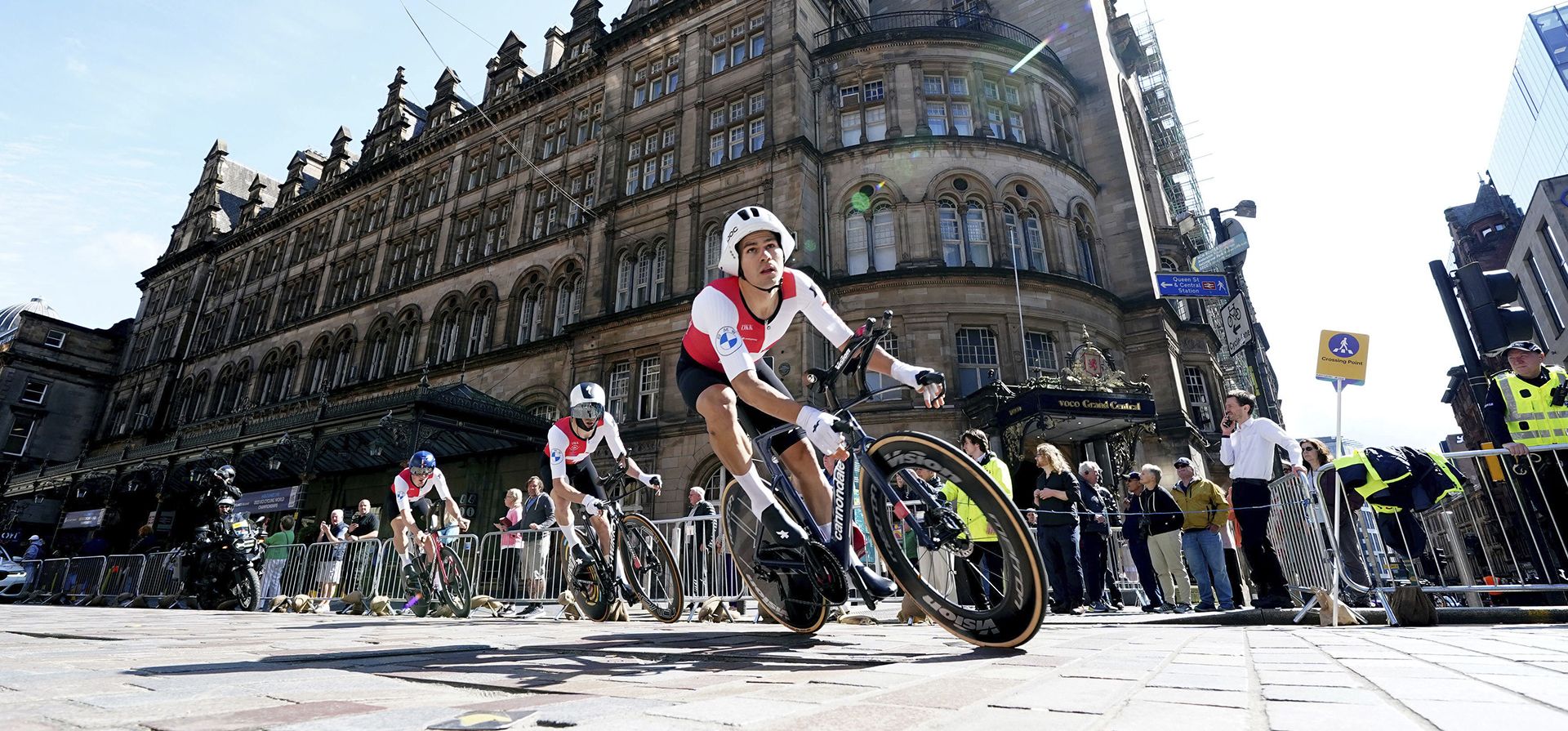 El equipo masculino suizo durante el relevo mixto de contrarreloj por equipos en el sexto día del Campeonato Mundial de Ciclismo UCI 2023 en Glasgow, Escocia, el martes 8 de agosto de 2023. (Jane Barlow/PA vía AP) El equipo masculino suizo durante el relevo mixto de contrarreloj por equipos en el sexto día del Campeonato Mundial de Ciclismo UCI 2023 en Glasgow, Escocia, el martes 8 de agosto de 2023. (Jane Barlow/PA vía AP)