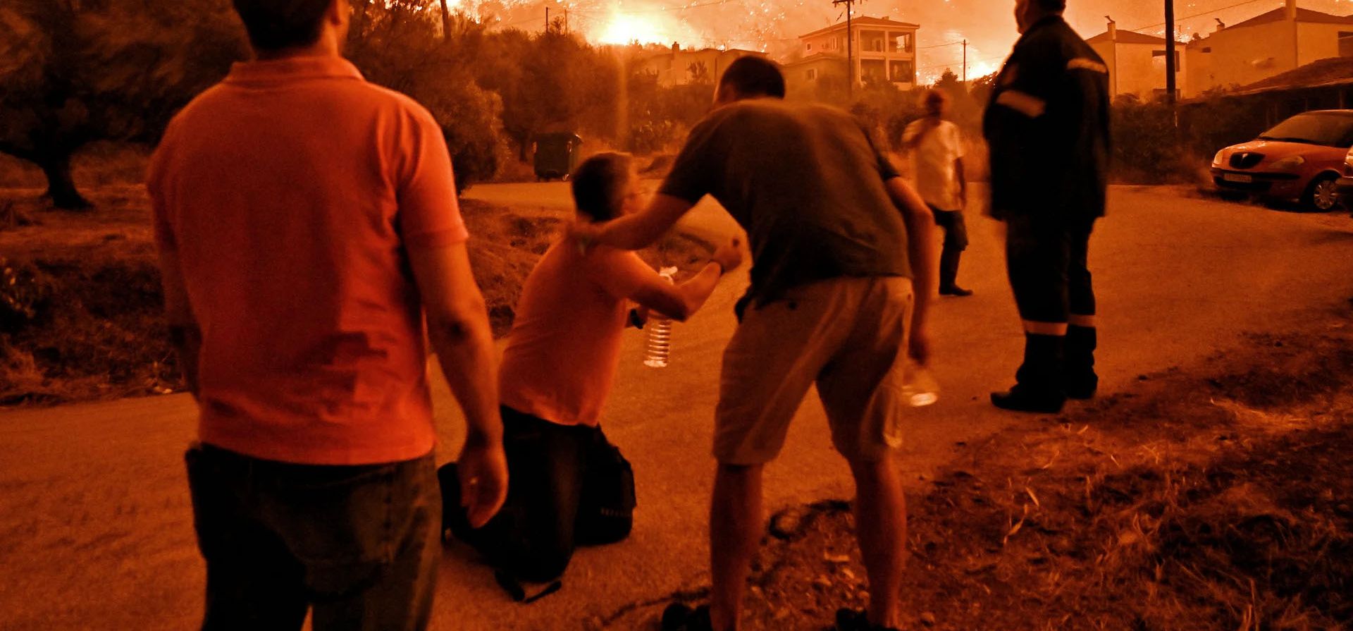 Un incendio forestal se acerca al pueblo, a pesar de los intentos de cientos de bomberos por detenerlo, Ano Loutro, Grecia. Fotografía: AP Un incendio forestal se acerca al pueblo, a pesar de los intentos de cientos de bomberos por detenerlo, Ano Loutro, Grecia. Fotografía: AP