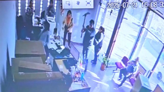 Ataque de furia en una oficina de la EPE de la ciudad de San Jorge: destrozos y pánico entre los empleados Ataque de furia en una oficina de la EPE de la ciudad de San Jorge: destrozos y pánico entre los empleados