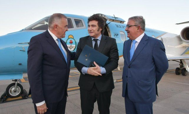 Los gobernadores Jaldo y Jalil recibieron al presidente Milei en Tucumán.