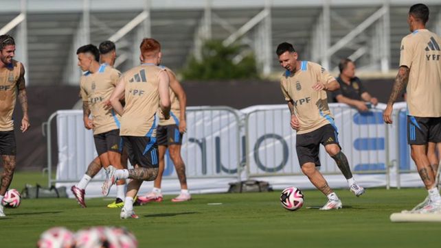 Argentina - Guatemala. El capitán Lionel Messi ahora sí estará desde el inicio en el seleccionado argentino. La Pulga jugó menos de un tiempo en el amistoso ante Ecuador para no exigirlo.