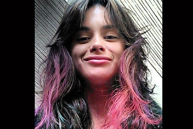 Se inspiró en Ke$ha y se tiñó un acoiris en el pelo