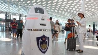 Robots armados comienzan a patrullar uno de los aeropuertos más  grandes de China