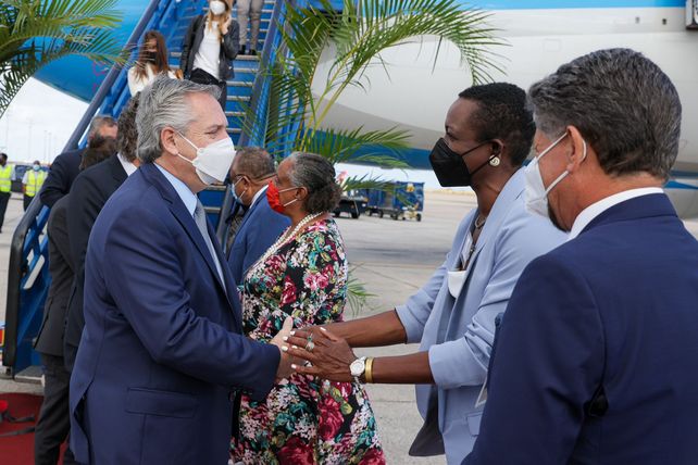 El primer mandatario argentino a su arribo al aeropuerto internacional Grantley Adams