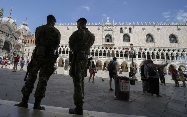 Soldados italianos patrullan la Plaza de San Marcos durante una reunión del G20 de ministros de Economía y Finanzas y gobernadores de bancos centrales en Venecia