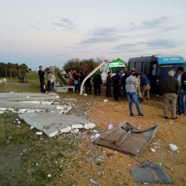 Cuatro personas esperaban el colectivo cuando un camión destrozó la garita