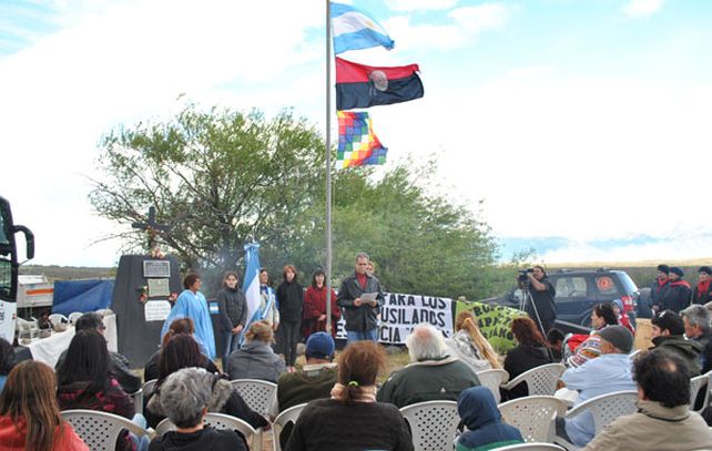 Homenaje. El 8 de noviembre se recordó a los huelguistas en el monumento levantado frente a la zona de las fosas. (foto: gentileza Sergio Villegas / La Opinión Austral)