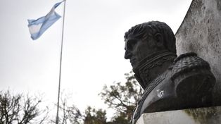 La bandera volvió a flamear en los espacios públicos