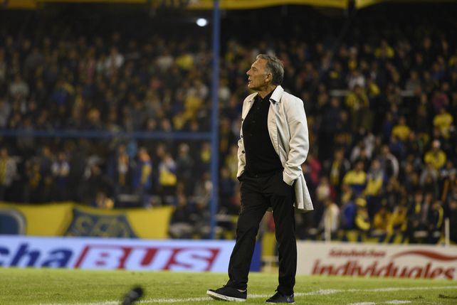 Russo tocará lo justo y necesario. Si está Martínez, juega, y debe encontrar el volante central que irá por Mac Allister.