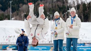 El medallista de plata Ben Ogden, de Estados Unidos, realiza una voltereta hacia atrás desde el podio mientras los medallistas de oro Johannes Hoesflot Klaebo, y el medallista de bronce Oskar Opstad Vike, ambos de Noruega, durante los Juegos Olímpicos de Invierno de 2026, en Tesero, Italia, el martes 10 de febrero de 2026. (Foto AP/Evgeniy Maloletka)