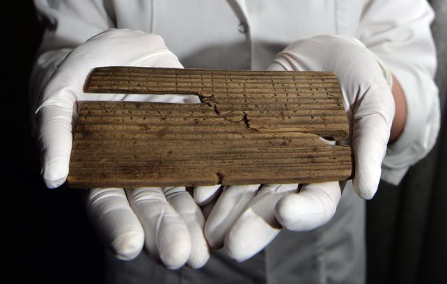 Sorprendente. La tablilla manuscrita que originalmente estaba recubierta con una capa de cera.&nbsp;