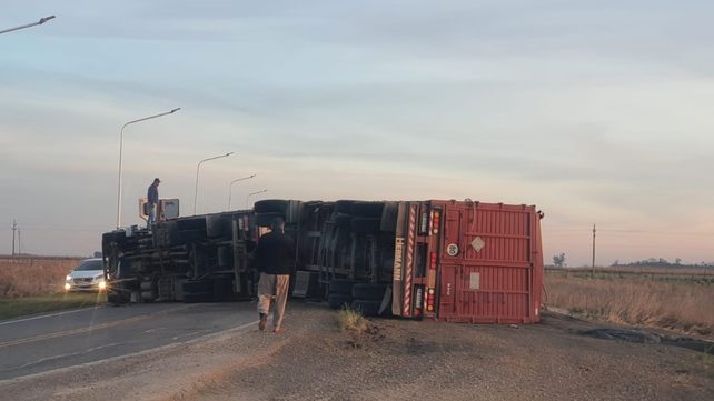 El vuelco del camión se produjo en la ruta que conecta Casilda con Carcarañá.