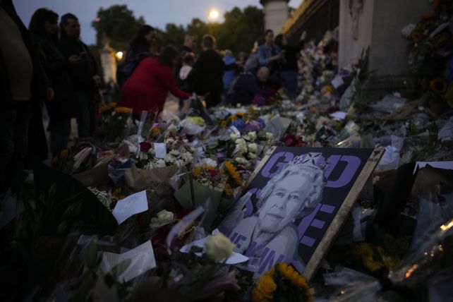 Homenaje. La imagen de Isabel se pierde en una marea de flores y notas con mensajes en Buckingham.
