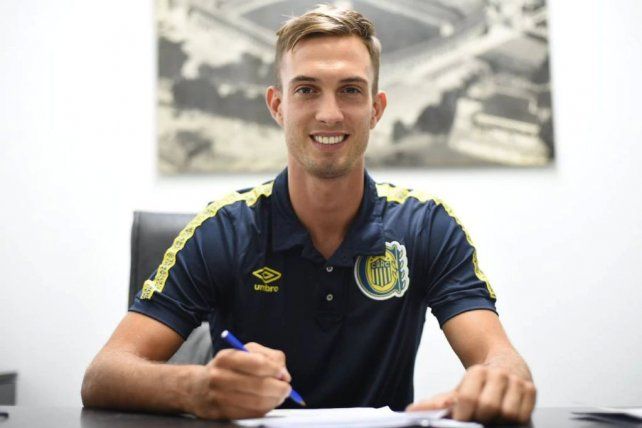 Juan Cruz Komar firmó el viernes su contrato con Central.