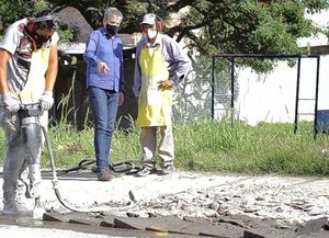Continúan los trabajos de ripiado y bacheo en distintos barrios de la ciudad