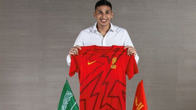 Al Qadsiah presentó a Ezequiel Fernández tras pagarle una fortuna a Boca