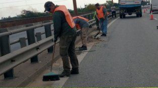 La Municipalidad de Santa Fe realiza una limpieza en el cantero central de la Ruta Nacional 168