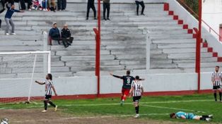 Leones FC lo ganaba pero a Mercedes le dieron dos penales polémicos y lo ganó en el adicional