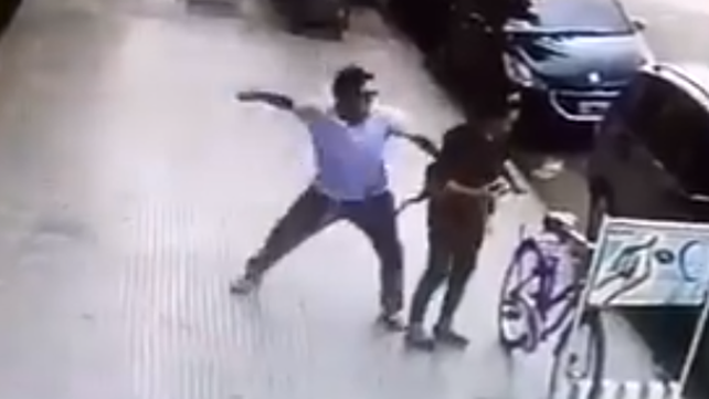 Divulgan el video de la brutal agresión a una mujer que ataba su bicicleta