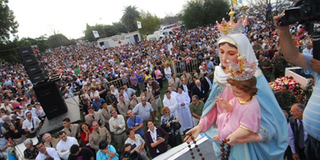 La Virgen del Rosario fue coronada ante una multitud en San Nicol&aacute;s