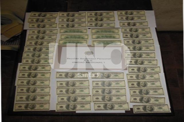 Madre e hijo apresados por intentar vender dólares falsos en Santa Fe