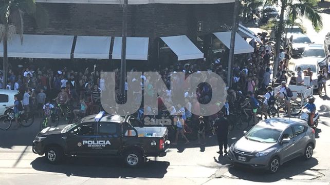 Entre escraches y largas colas, la policía trasladó a un integrante del equipo de youtubers uruguayos