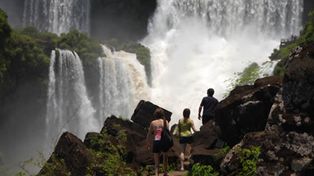 Cerraron las cataratas del Iguazú por las lluvias e inundaciones en la cuenca del río Paraná