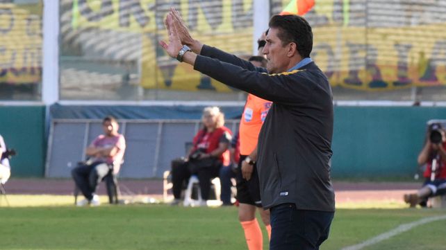 Bauza da indicaciones en medio del partido contra Temperley. Fue el último DT que jugó con Central la Copa Argentina en el Kempes.