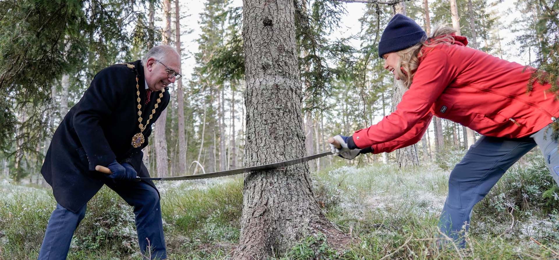 La alcaldesa Anne Lindboe y el alcalde de Westminster, Paul Dimoldenberg, cortaron el árbol de Navidad de 2025 para Londres. La ciudad de Oslo regala a Londres un abeto noruego anual como agradecimiento por el apoyo británico durante la Segunda Guerra Mundial, Oslo, Noruega. Fotografía: Jonas Faeste Laksekjon/EPA La alcaldesa Anne Lindboe y el alcalde de Westminster, Paul Dimoldenberg, cortaron el árbol de Navidad de 2025 para Londres. La ciudad de Oslo regala a Londres un abeto noruego anual como agradecimiento por el apoyo británico durante la Segunda Guerra Mundial, Oslo, Noruega. Fotografía: Jonas Faeste Laksekjon/EPA
