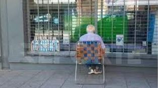 La imagen del abuelo que se hizo viral. Tito miró el partido de Argentina con Croacia en una reposera frente a un local de electrodomésticos. Una usuaria hizo una campaña y una empresa le regaló un TV para que pueda ver los partidos en su casa,&nbsp;
