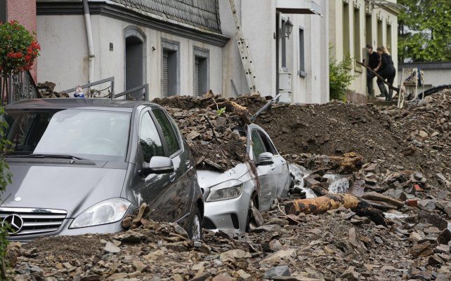 Fuertes inundaciones convirtieron los arroyos y las calles en torrentes furiosos, arrastrando automóviles y provocando el colapso de algunos edificios, Hagen, Alemania, el jueves 15 de julio de 2021.