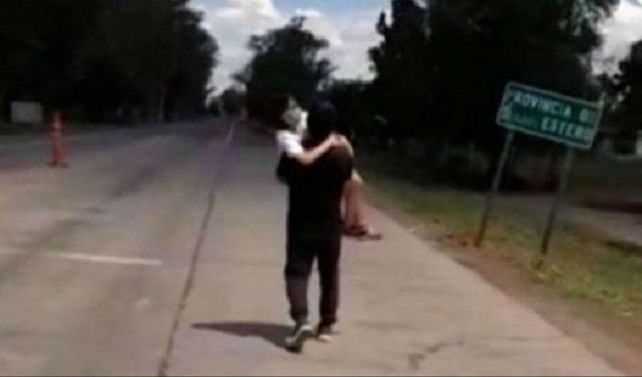 Santiago del Estero: no lo dejaron entrar a la provincia y caminó 5 kilómetros con su hija en brazos