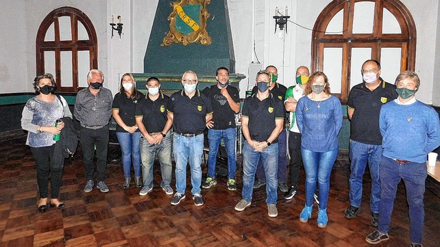 Alejandro Larriera presidió junto a sus pares de comisión directiva una ceremonia por los 129 años del Club Regatas.