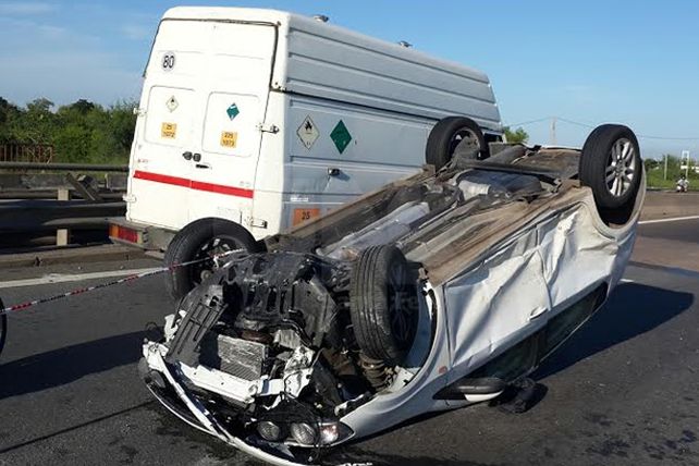 Una mujer herida por el vuelco de un auto sobre la ruta 168