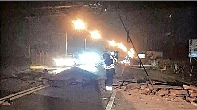 Tremendo: cayó un tren cuando se descarriló sobre un puente