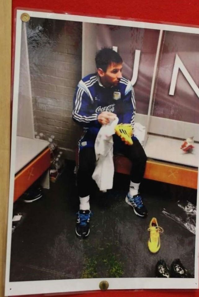 La foto de Messi que el Manchester United puso en su vestuario da la vuelta al mundo
