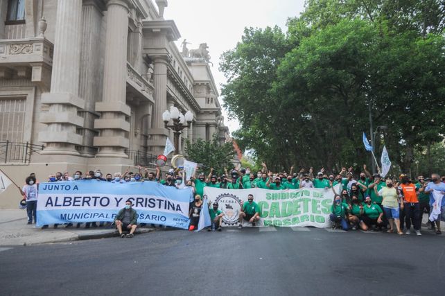 Una ruidosa caravana de autos recorrió las calles para celebrar el Día de la Lealtad