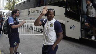 La figura. El colombiano Jaminton Campaz al llegar al hotel en Salta. Hoy debe ser desequilibrante.