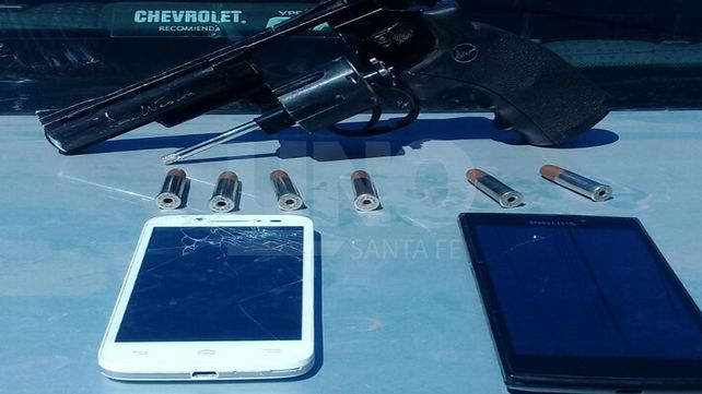 Aprehendieron a dos ladrones que robaron en una casa y les incautaron un arma de guerra cargada