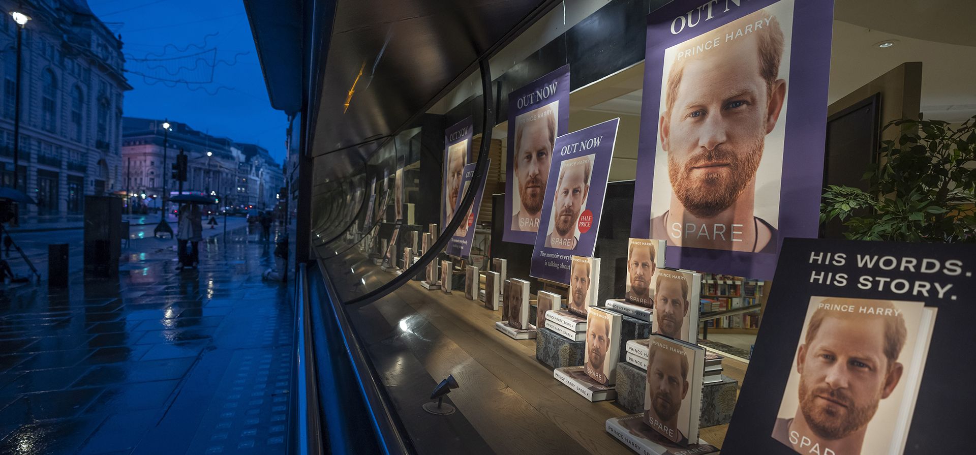 Copias del nuevo libro del Príncipe Harry llamado