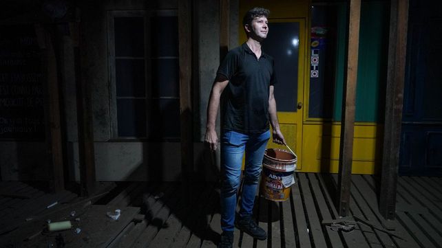 Walter Gonzolín, pincel en mano, trabajando en la escenografía de 