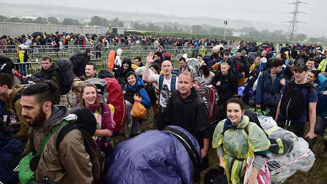 Glastonbury, el mítico festival británico se celebra bajo la lluvia y el barro