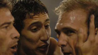 Di María y Belloso, junto con el Kily González, festejan un gol de Central el Pejerrey en el Amalfitani.
